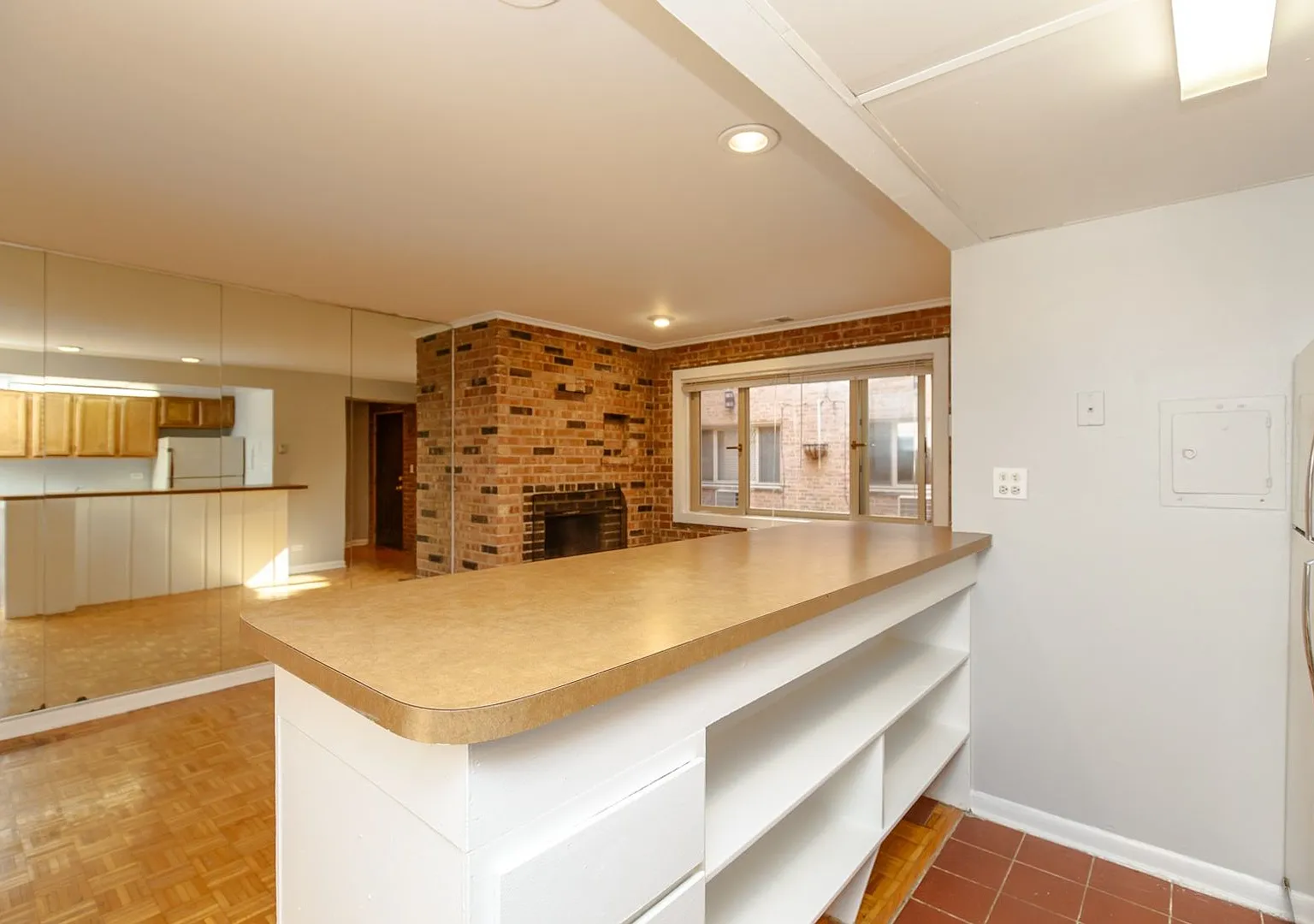 663 W Melrose Street — Photo 4