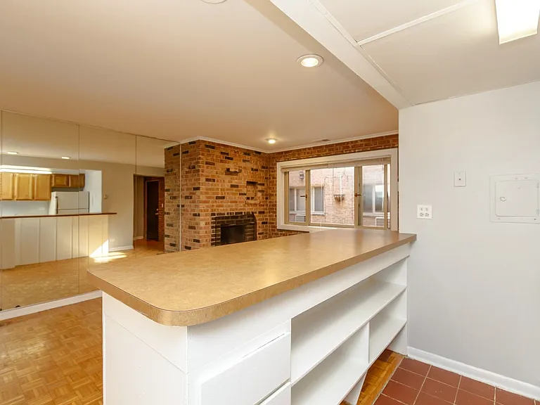 663 W Melrose Street — Photo 4