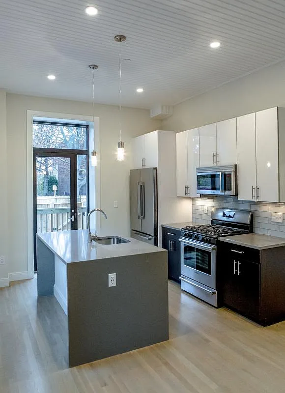 3 bed, 1007 sqft, $4,900 — Photo 1