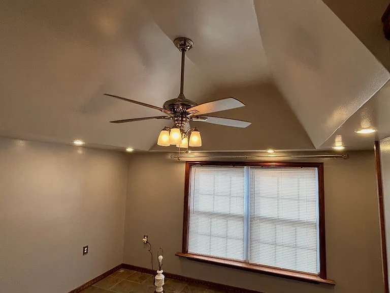 614 Warren St — Photo 32