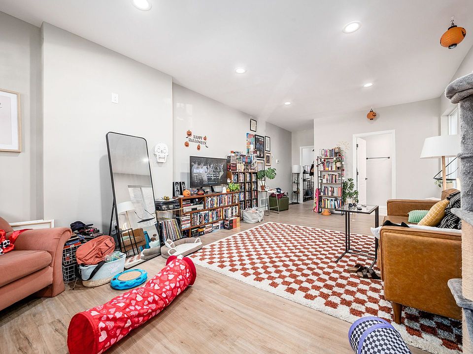 1st image of 536 Oakwood Ave #536