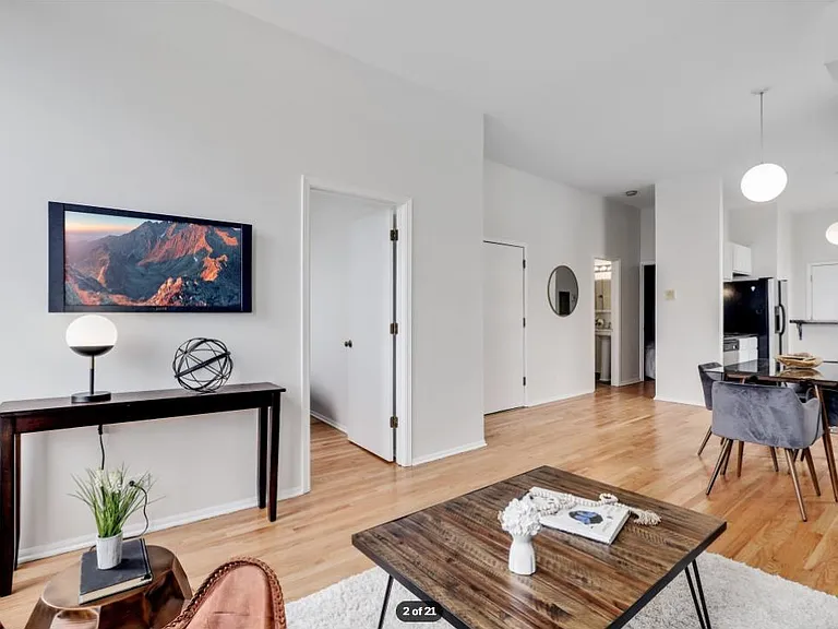 1701 N Sheffield Ave — Photo 2