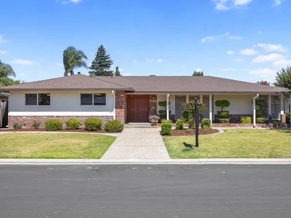 900 Meadowood Dr, Modesto, CA 95355