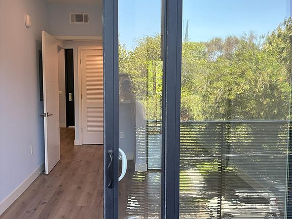 3rd image of 10739 Kling St #302