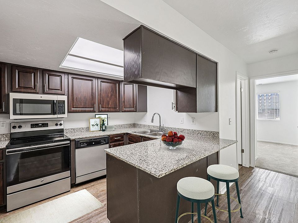 Breakfast Bar and Kitchen