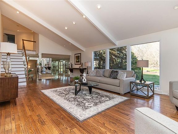 4th image of 8 Hunting Hollow Dr