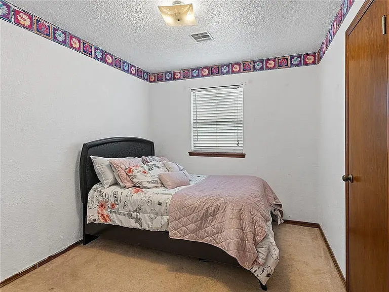 534 W Carson Dr — Photo 2