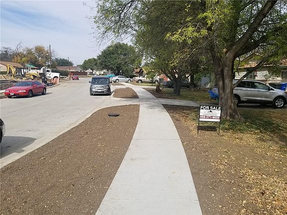3rd image of 2104 Pontiac Dr