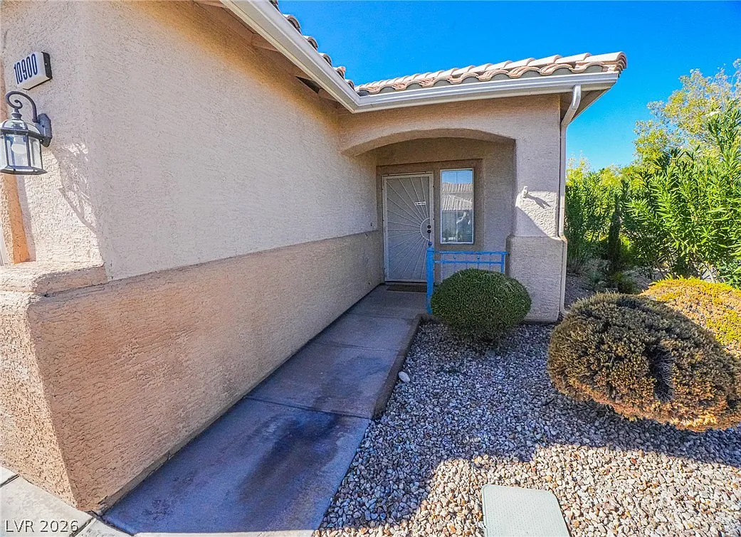 3 bed, 2.0 bath, 1244 sqft, $2,100 — Photo 3