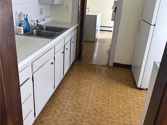 3rd image of 252 W 13th St