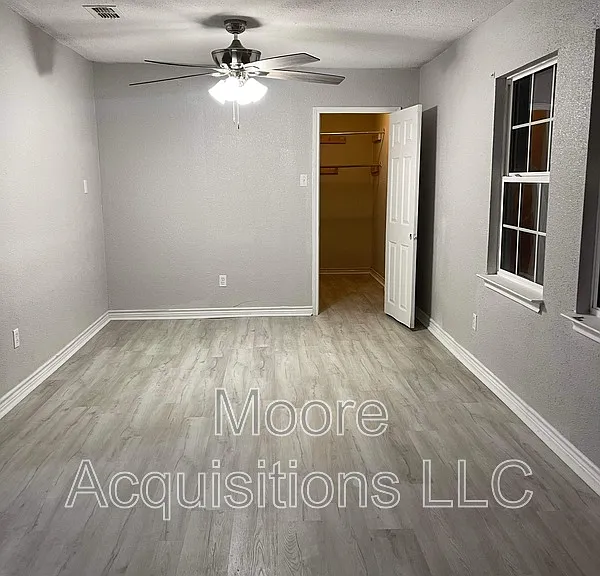 302 E Kansas St — Photo 5