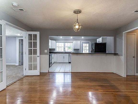 Dining & breakfast bar area.