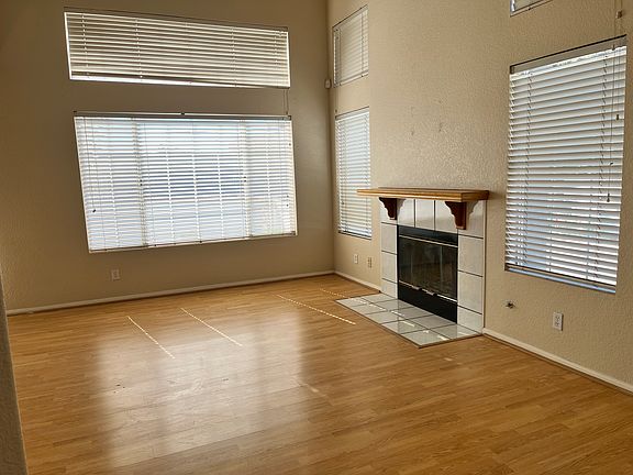 living room wih fireplace