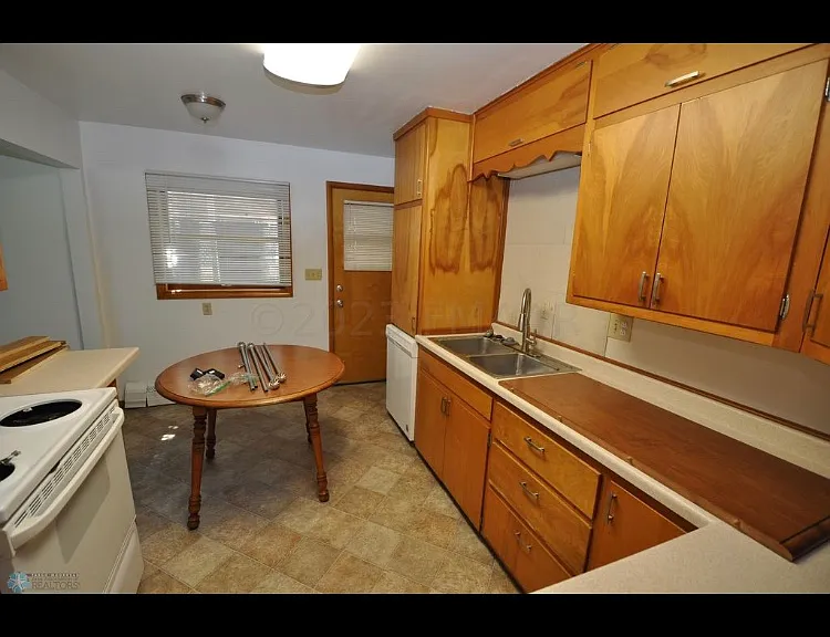918 Oak St N #2 — Photo 3