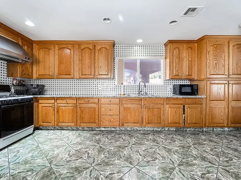 724 N Fogg St — Photo 15