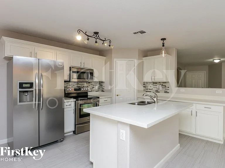 1130 E Oak Rd — Photo 6