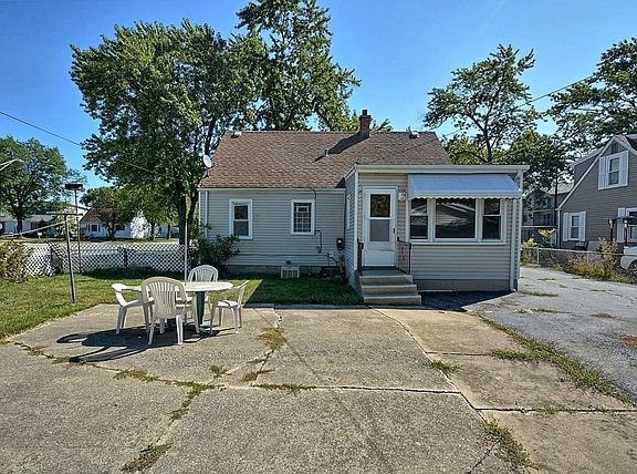 4th image of 7830 Lockwood Ave