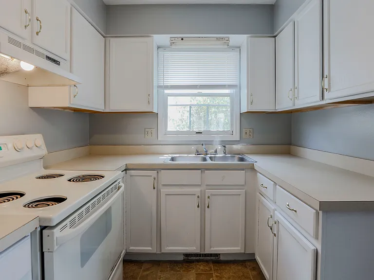 Tippecanoe Drive Apartments — Photo 22