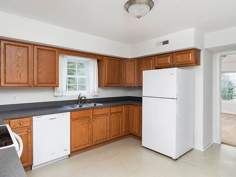 4-102 Rose Garden Ln — Photo 3