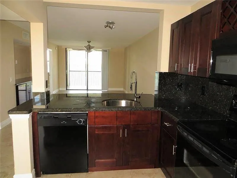 2 bed, 2.0 bath, 920 sqft, $1,900 — Photo 2