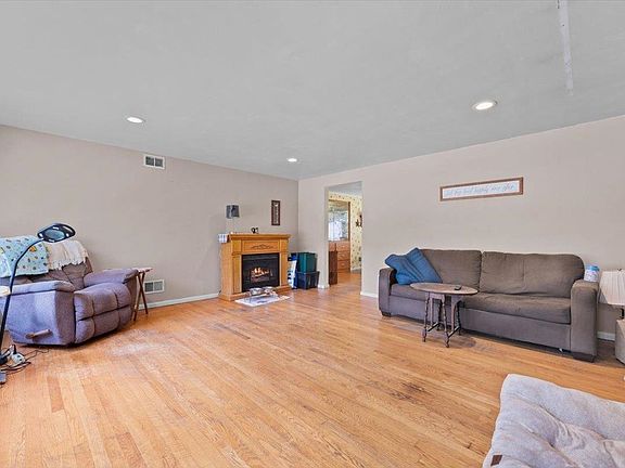 4th image of 151 E Briar Ln