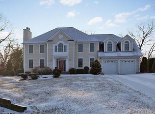 15 Cedar St N, Kings Park, NY 11754