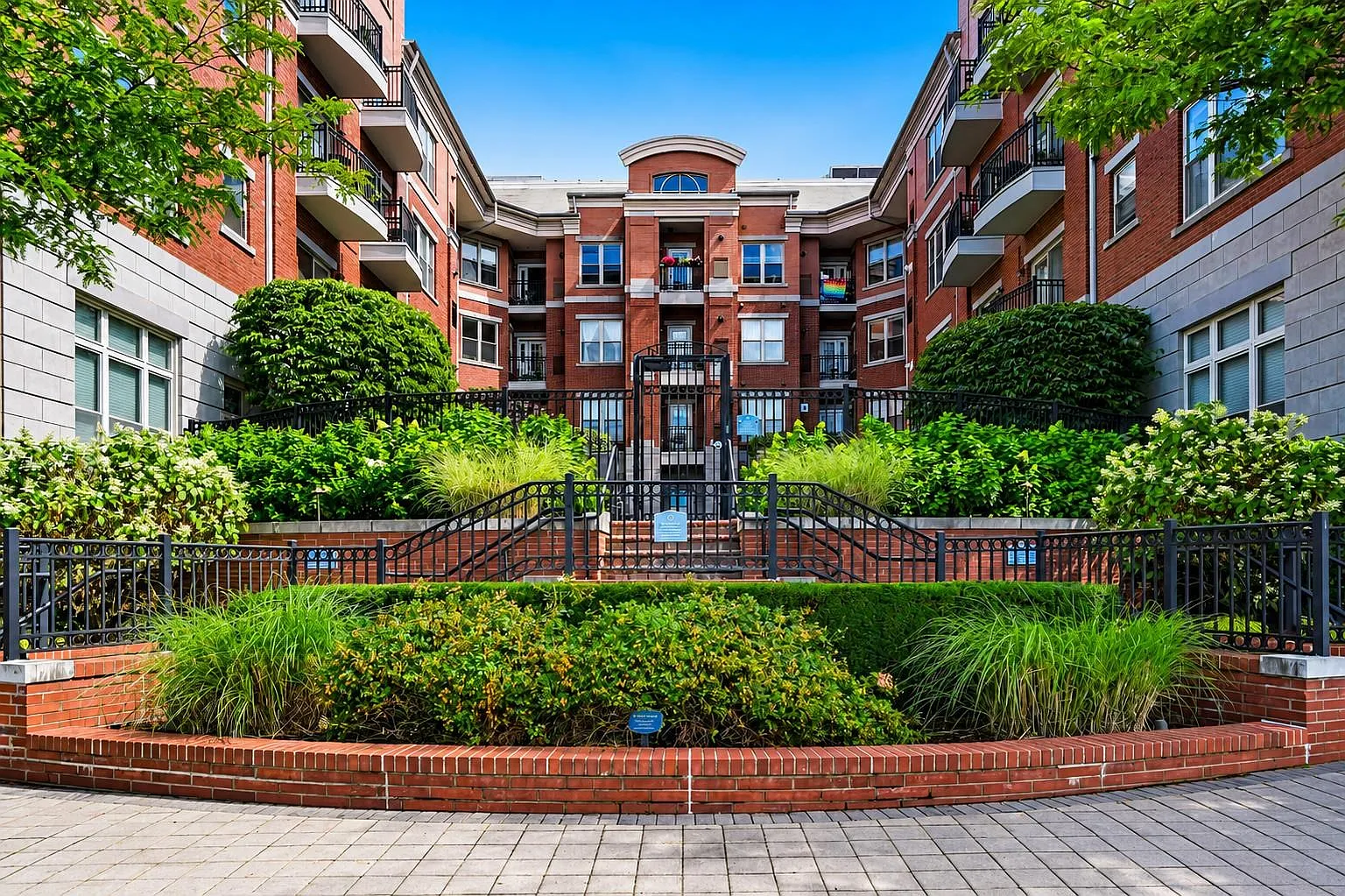 2 bed, 1.5 bath, 1085 sqft, $5,200 — Photo 2