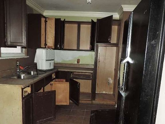 3rd image of 944 Avenue D