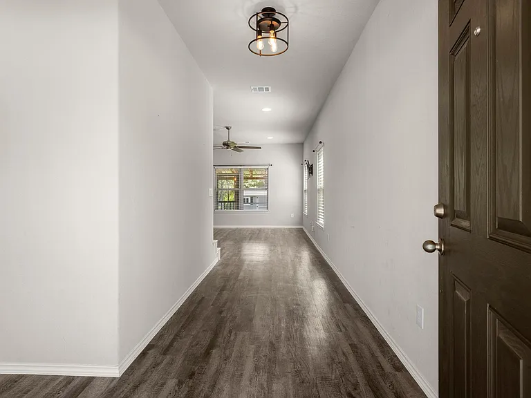 (UNFURNISHED PHOTOS FOR YOUR CONVENIENCE)