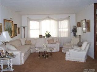 69 Heatherfield Rd, Valley Stream, NY 11581