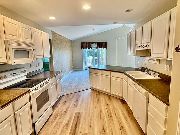 4th image of 785 Deerwood Dr