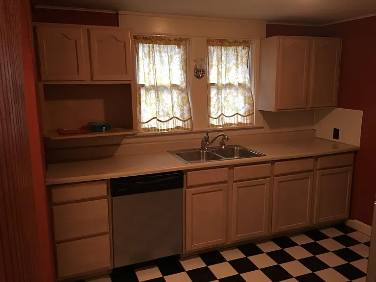 425 E University St — Photo 7