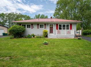 6453 Cloverleaf Dr, Lockport, NY 14094
