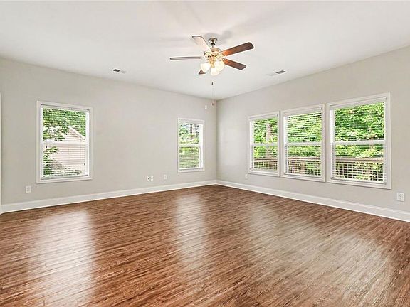 5th image of 825 Sassafras Ln