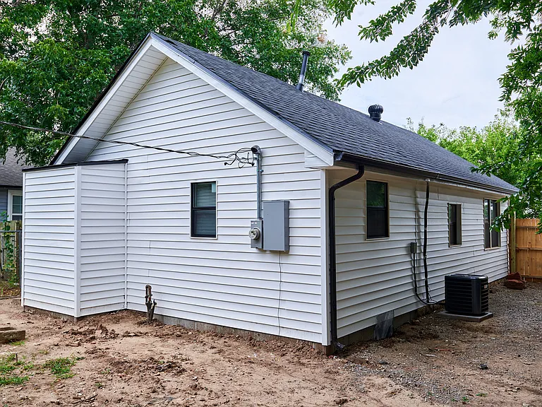 227 W Johnson St — Photo 16