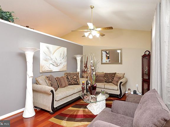 3rd image of 5057 Dorchester Cir