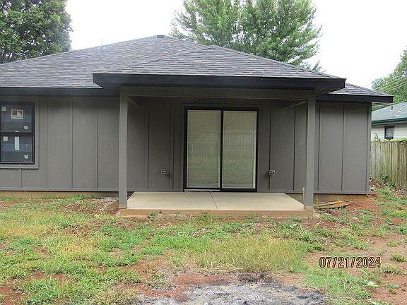 Covered patio w/exterior fan