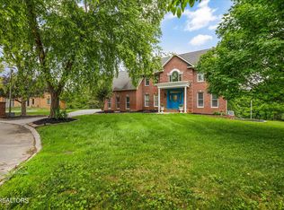 16 Radcliff Ter, Oak Ridge, TN 37830