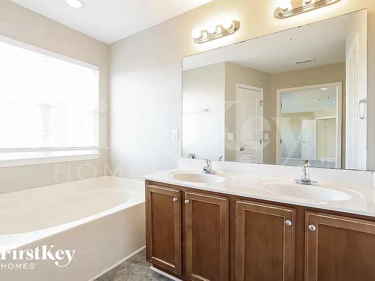 1400 Chimney Ridge Dr — Photo 9