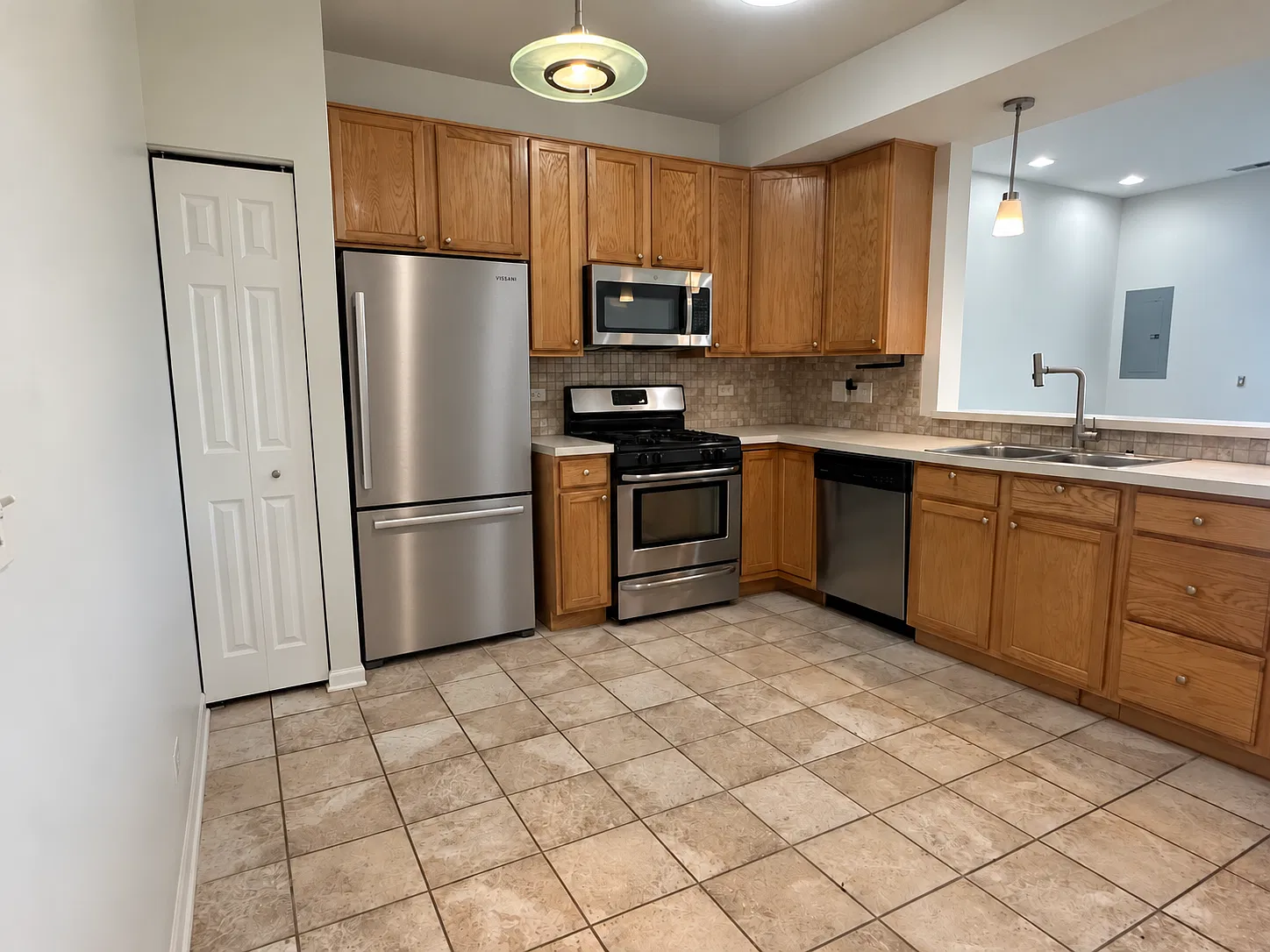 2 bed, 1.5 bath, 1296 sqft, $2,150 — Photo 3