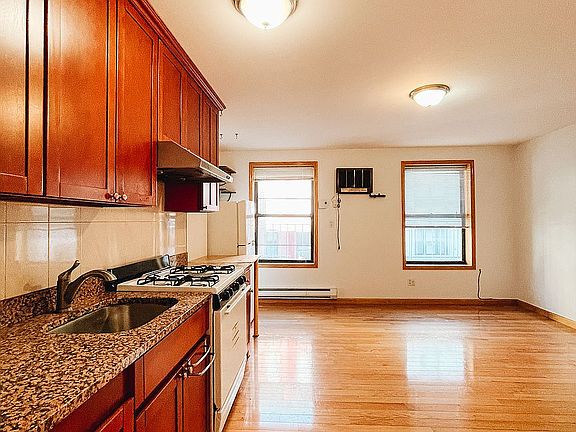 3rd image of 86 Eldridge St APT 4