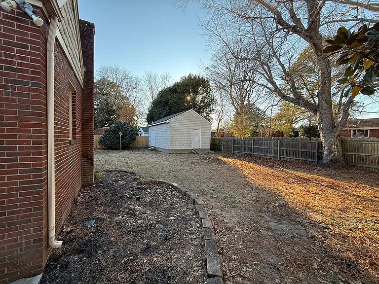 205 E McGinnis Cir — Photo 15