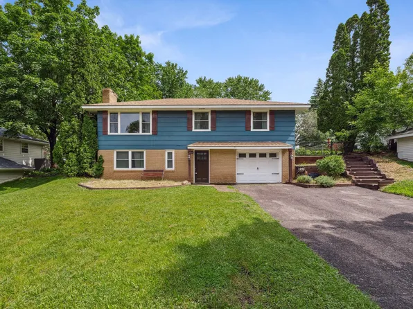 6584 4th St N, Oakdale, MN 55128