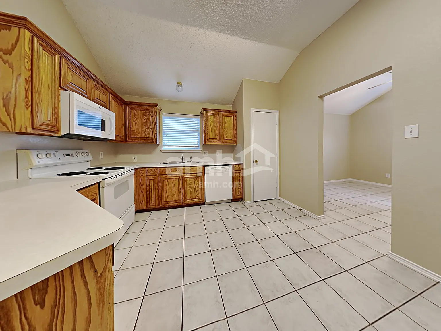 3 bed, 2.0 bath, 1604 sqft, $2,150 — Photo 3
