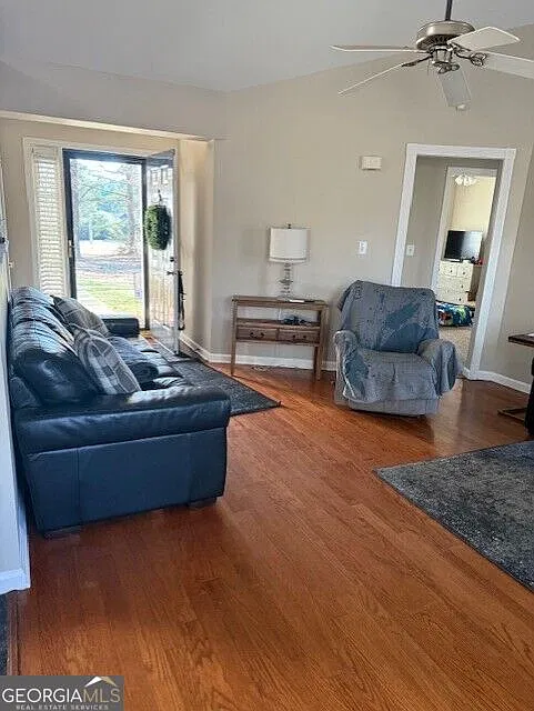 3 bed, 2.0 bath, 1177 sqft, $1,885 — Photo 2
