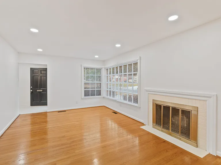 1555 Zurich Dr — Photo 11