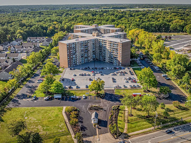 Willoughby Hills Towers — Photo 12