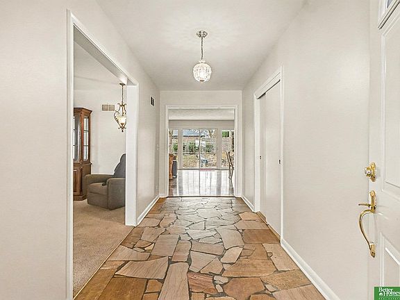 5th image of 914 Hillcrest Dr