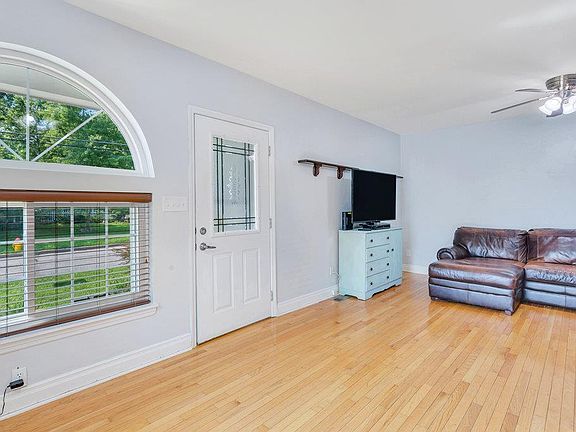 3rd image of 49 Boyd Ave