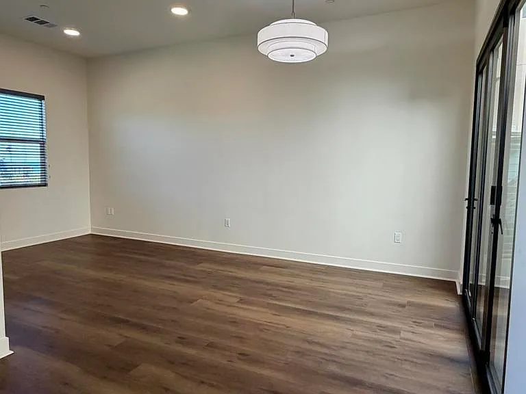 1260 E Thompson Blvd #106 — Photo 3